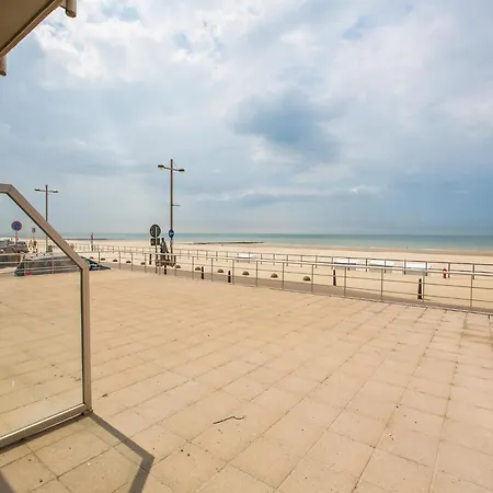 By Zeedijk With Spacious Terrace, Cleaning Included