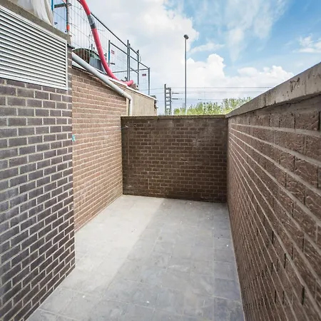 By Zeedijk With Spacious Terrace, Cleaning Included Daire *