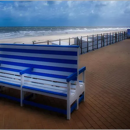 By Zeedijk With Spacious Terrace, Cleaning Included Daire *