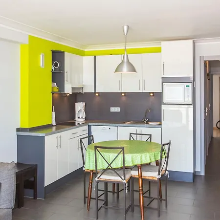 By Zeedijk With Spacious Terrace, Cleaning Included Daire